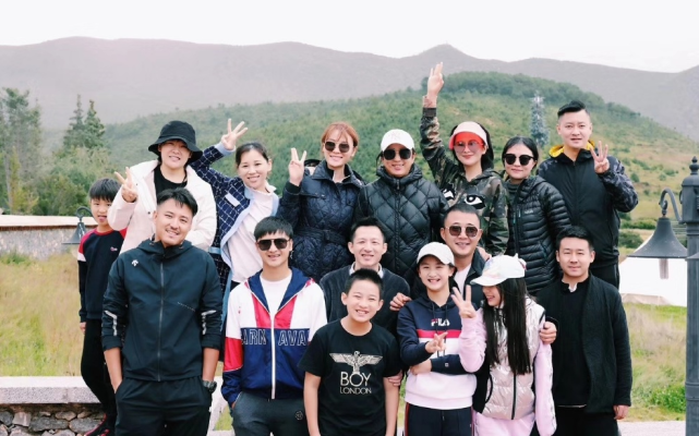 田亮一家四口旅游，12岁森碟暴风长高，身材健壮练出运动员身材