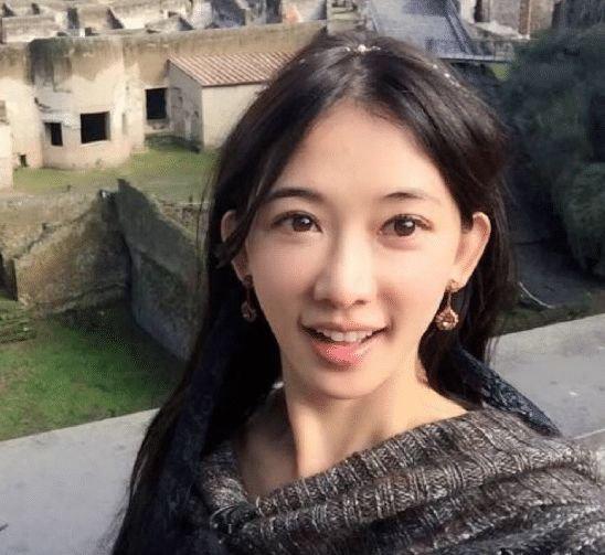 林志玲节目上穿裙子大秀一字马，看到地板反光后，辛苦清洁阿姨了