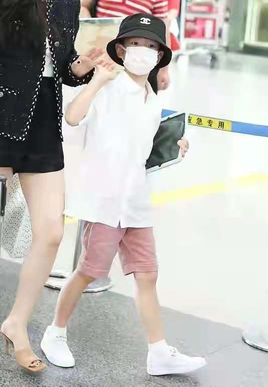 霍思燕一家高调现身！杜江穿错衣服变大妈，嗯哼戴2千帽子真阔气