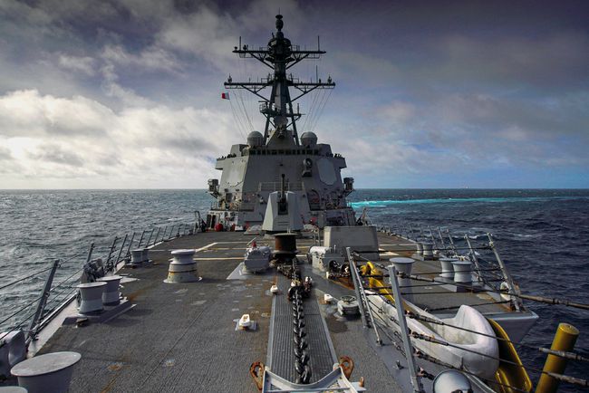 美国又开始玩火？美驱逐舰再次穿越台海，中国军舰全程“押送”