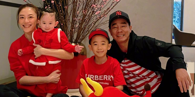 陳小春曬全家福賀新年，二胎兒子正臉首曝光，和哥哥長得超像