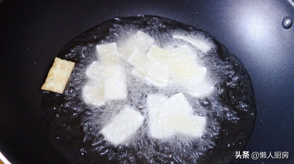 别买着吃了，这是懒人椒盐锅巴的做法，用饺子皮就能做