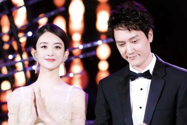 冯绍峰赵丽颖晚上散步，恩爱甜蜜，网友：狗粮