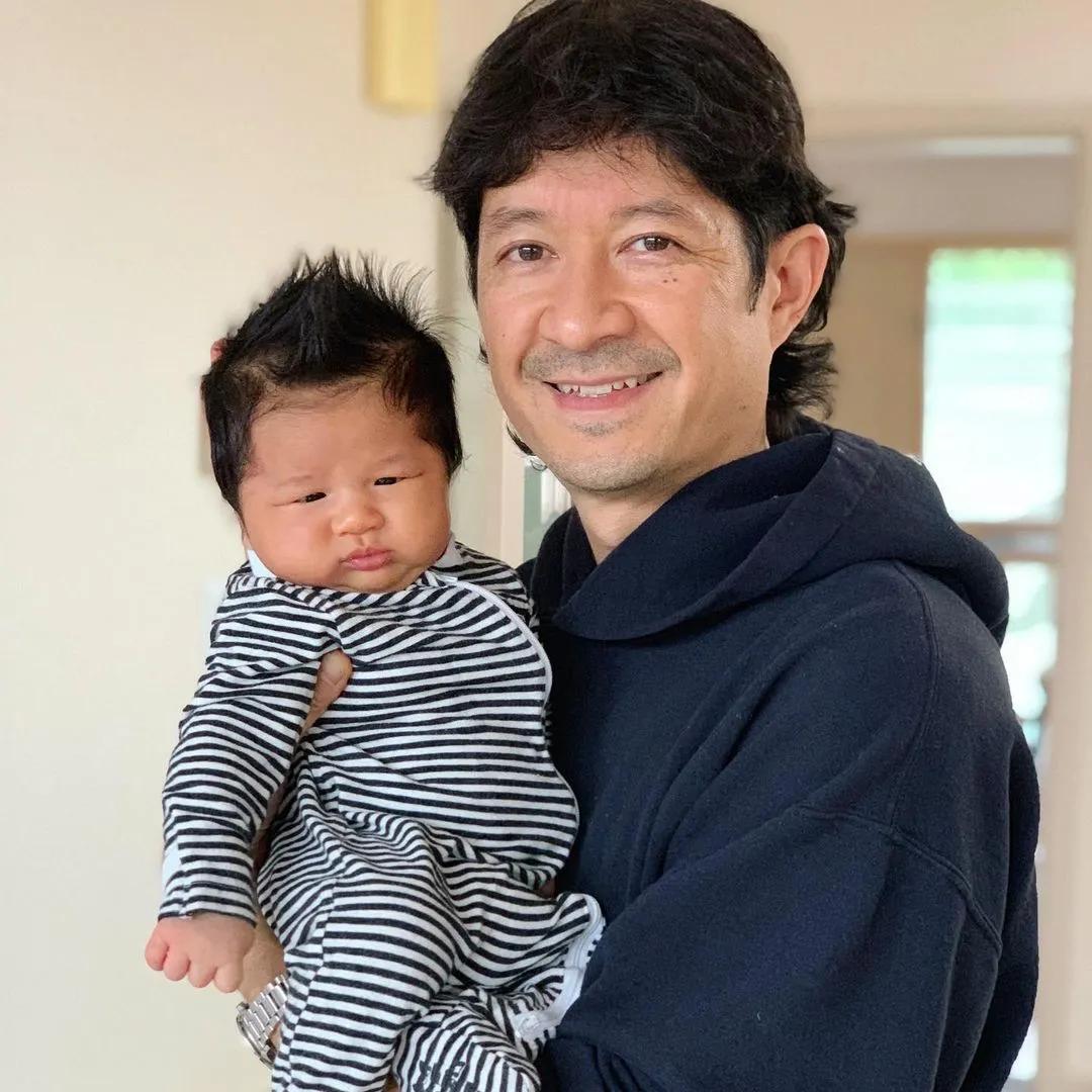 钟嘉欣一双子女陪爸爸过父亲节，画面温馨有爱，4岁女儿愈发漂亮