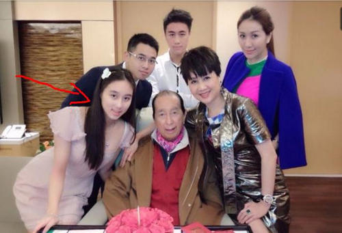 从小就拿钻戒当玩具，赌王最宠的女儿何超欣，