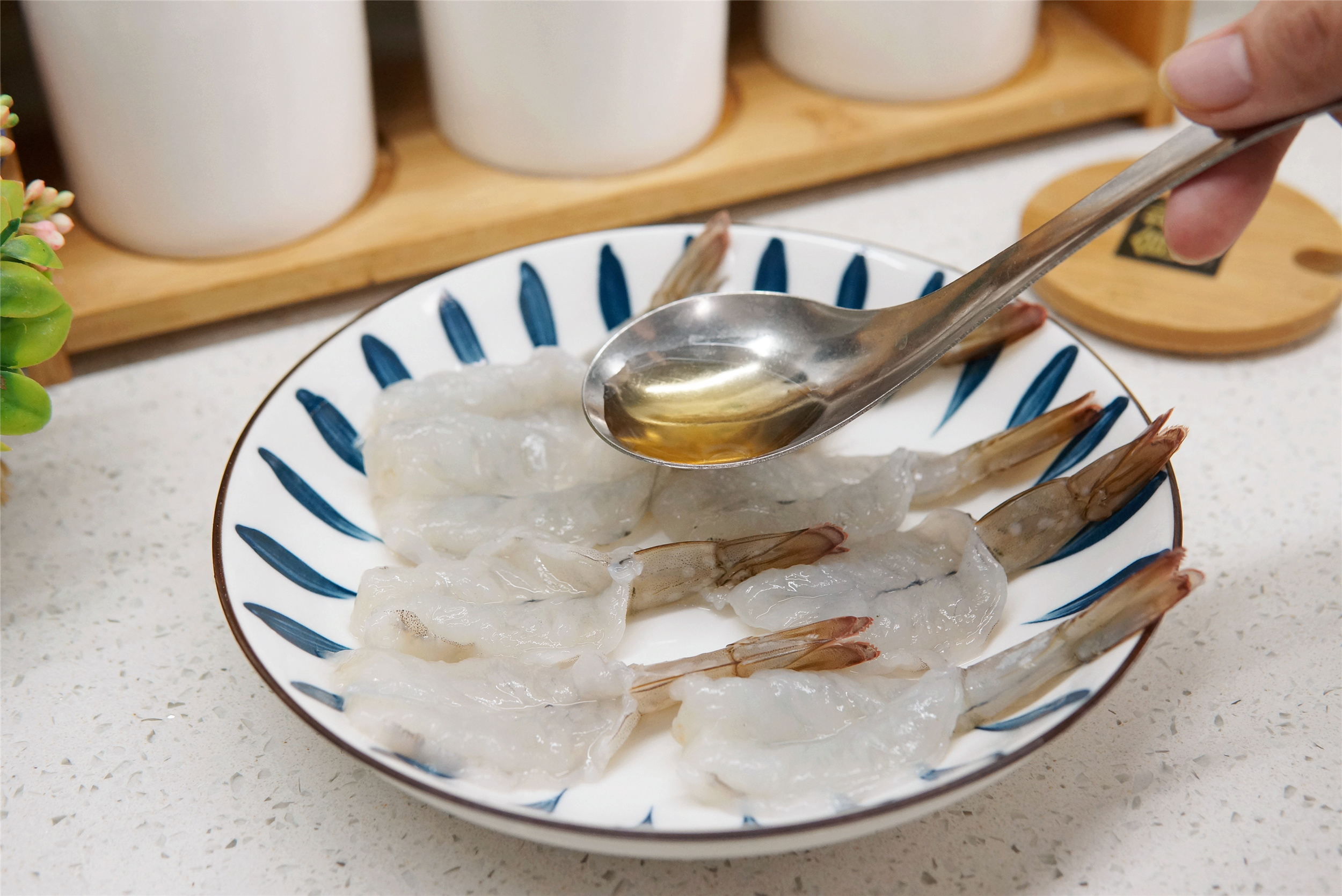 夏天吃大虾，水煮、油炸靠边站，这做法几天不吃就喊馋，省事好吃