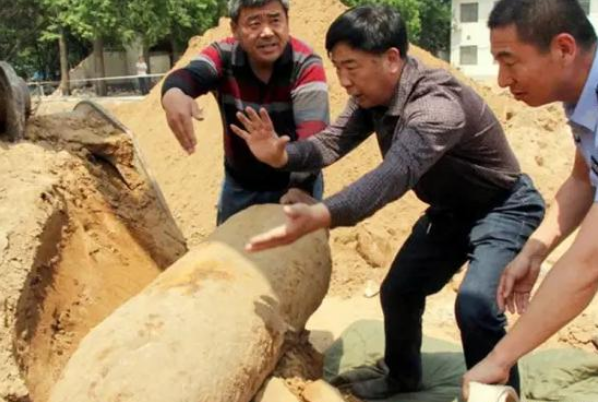 四川农村挖出“炸弹”，施工工人吓得报警，专
