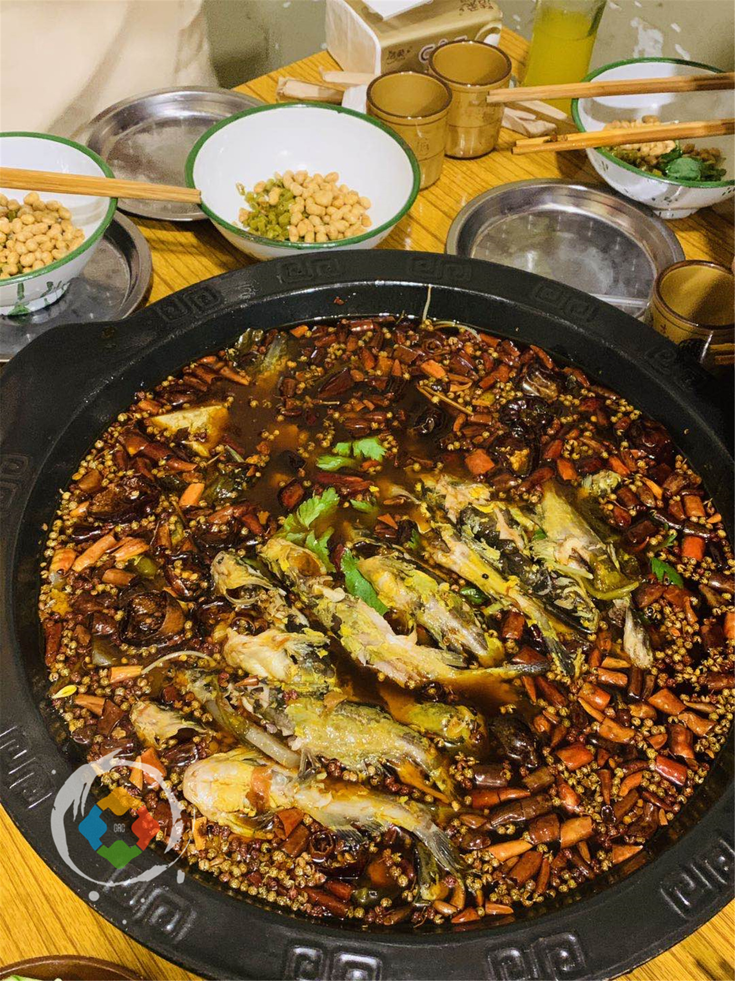 重庆九坑子的六星级苍蝇馆子，专卖黄辣丁火锅，但年轻人都不爱吃