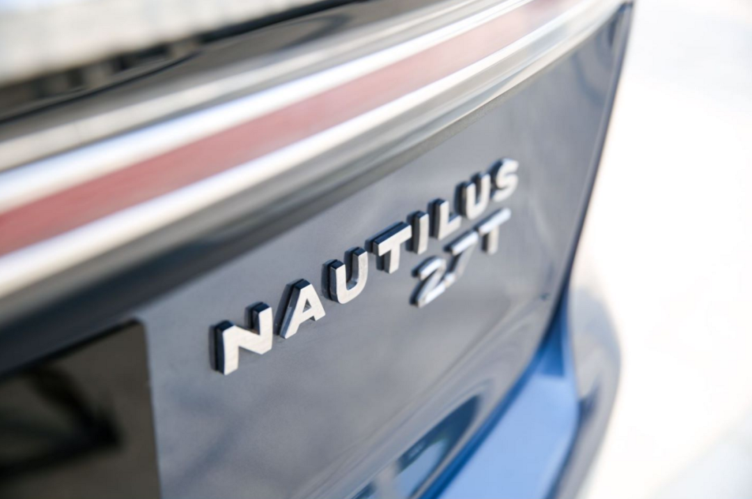 2.7T V6、22向座椅调节、35个声学包，看航海家的豪华