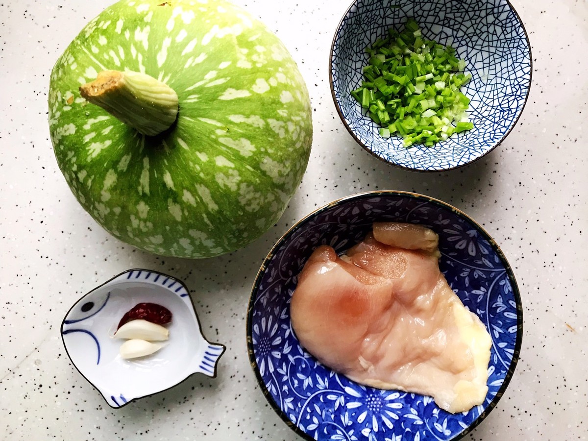 家常蚝油南瓜炒鸡肉片，鲜嫩可口，做法简单，低脂又解馋