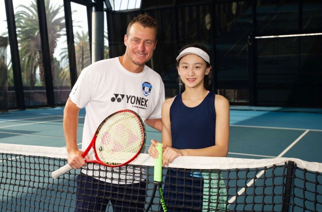 13歲天天長大了，穿西裝打領帶氣質佳，外形帥氣被讚像霸道總裁