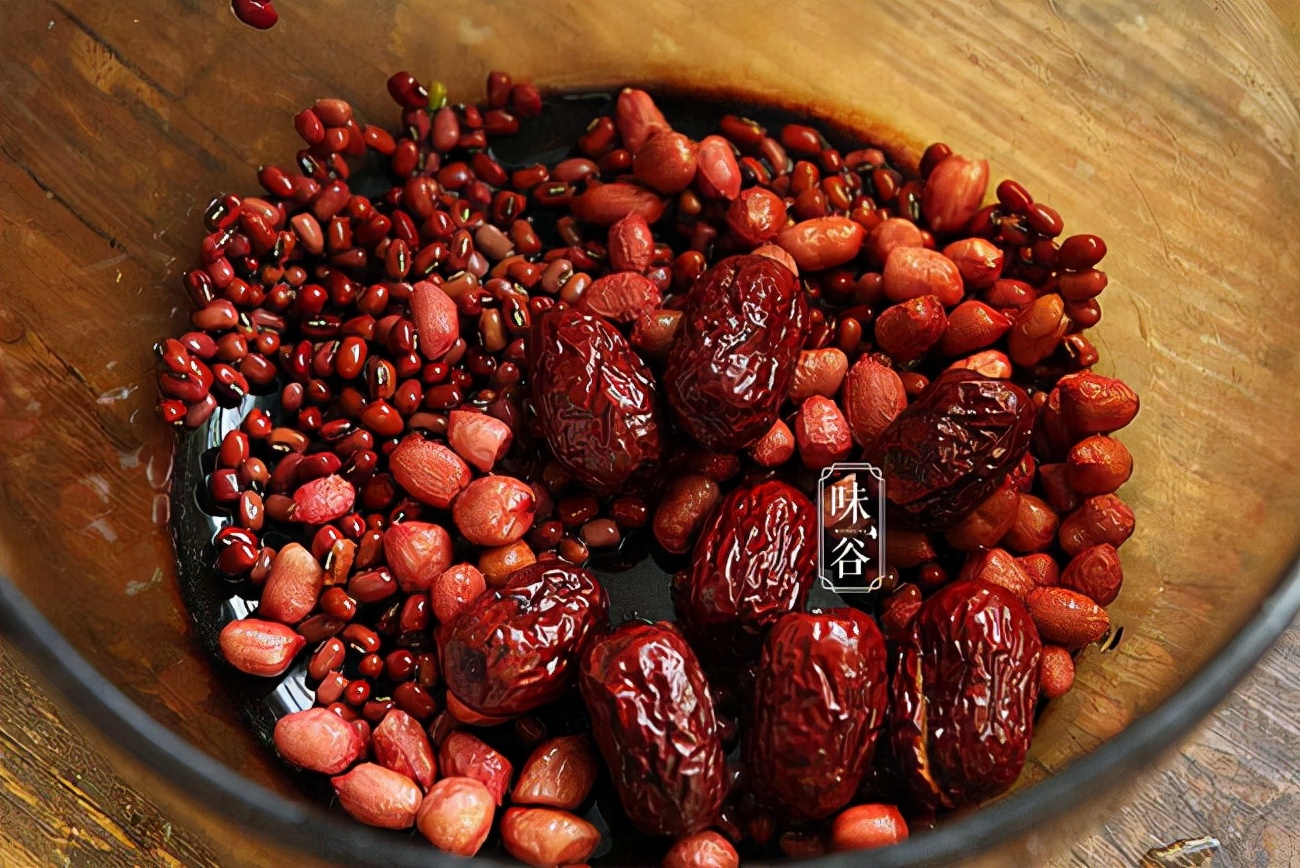 天凉了，聪明女人常喝这“五红汤”，营养易吸收，面如桃花好度秋