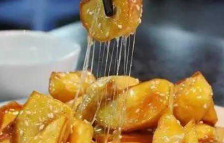 色泽金黄，酥脆焦香松软可口，外皮甜蜜，内层香脆，咬一口满嘴香