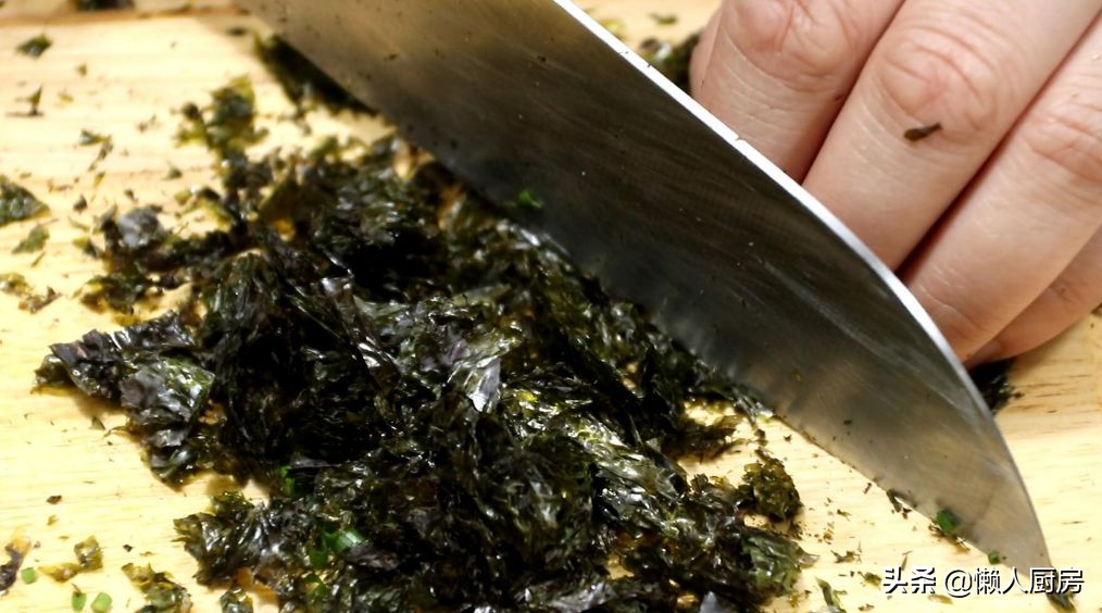 沒想到紫菜炒飯這麼好吃，配上1個雞蛋和半根胡蘿蔔，顏色豐富