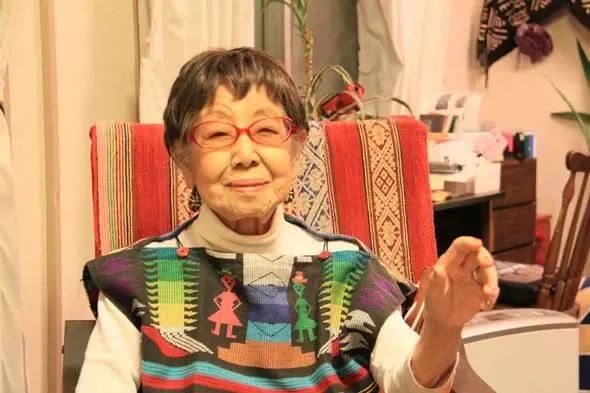 日本第一位女摄影师：71岁重新工作，97岁失恋，