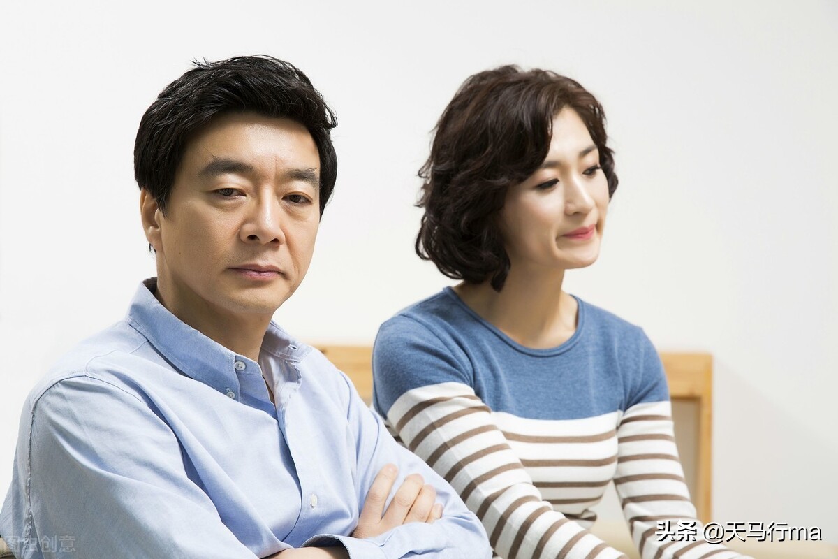 破解老婆手機密碼，揭露與婚外男人聊天的真相。老吳：堅決離婚