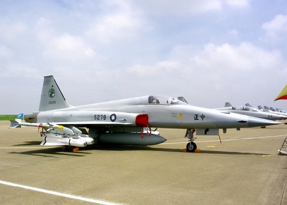 89年，台湾空军中校驾机起义，12架台湾空军战机