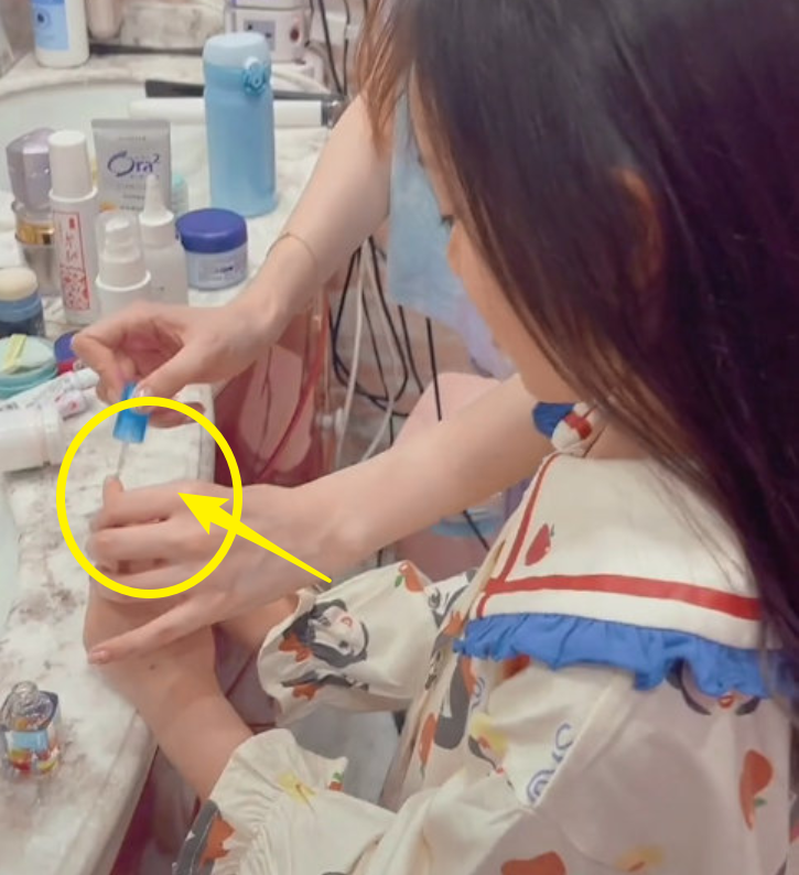 贾乃亮在盛典出尽风头后，李小璐在家给娃理发