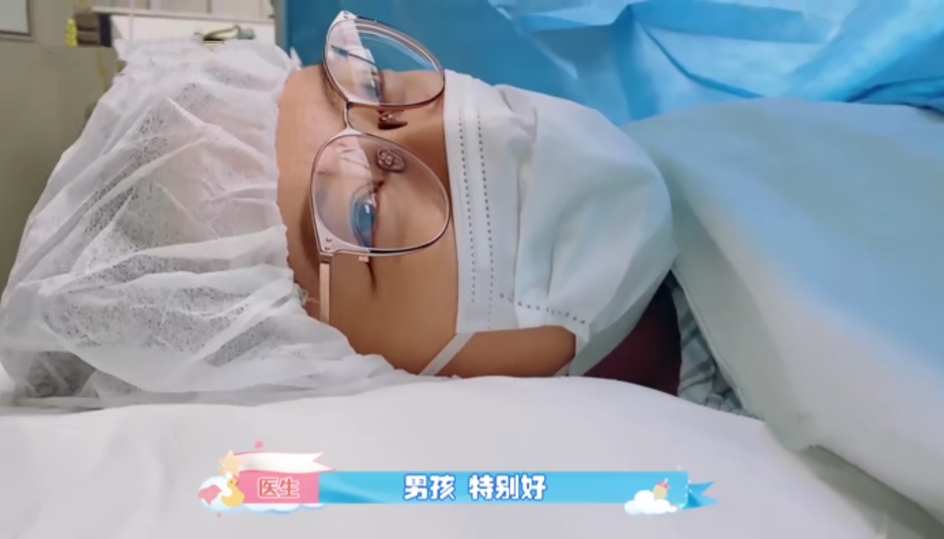 應采兒生二胎畫面曝光，哥哥給弟弟唱歌，HoHo牙牙學語像媽媽