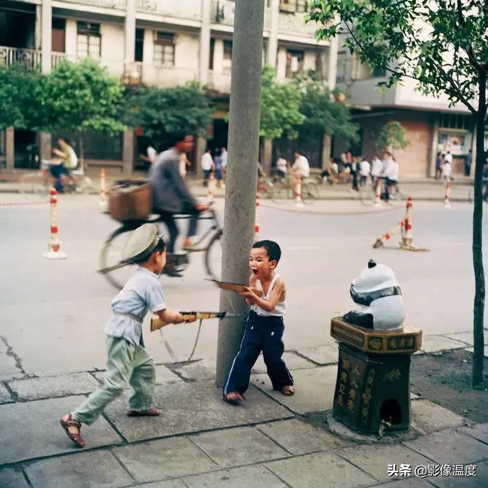 80年代30张怀旧老照片：只看到简单饱满的幸福！