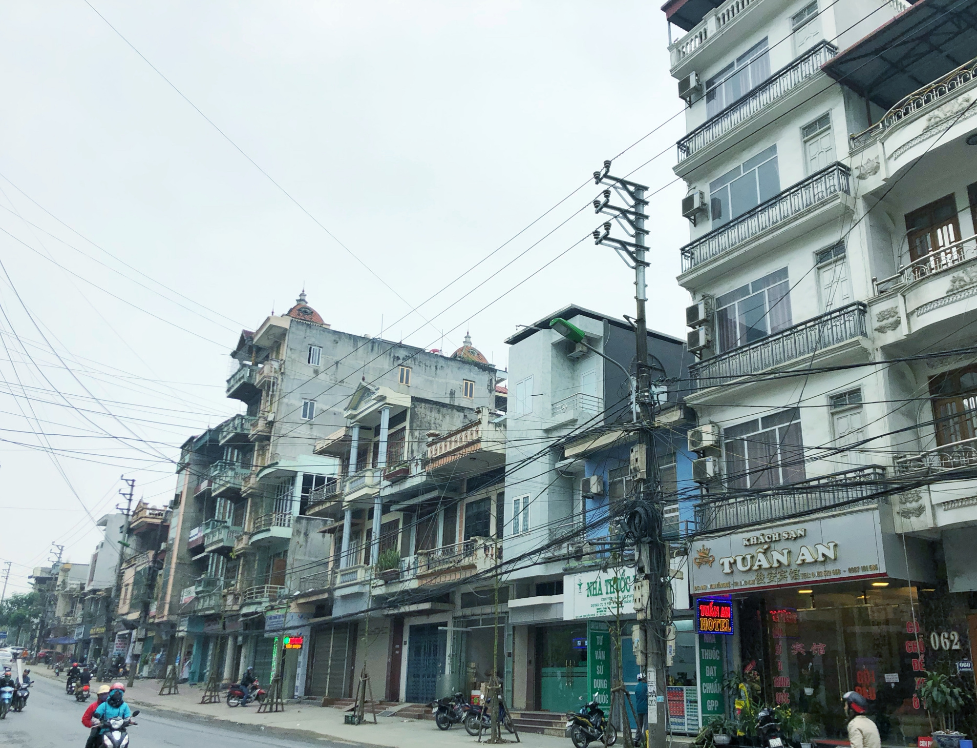 中国蒙自市与越南老街市：都是边境小城，地形在相对平坦的地方