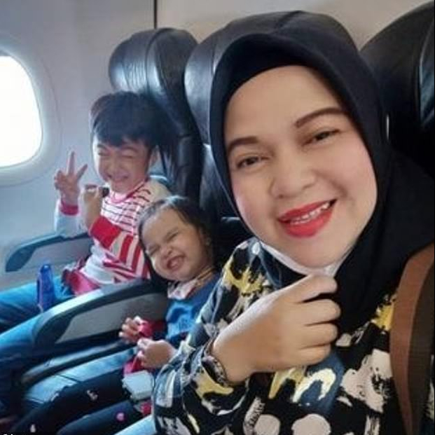 印尼女子临时改航班登上失事飞机，起飞前孩子扮鬼脸跟她开心自拍