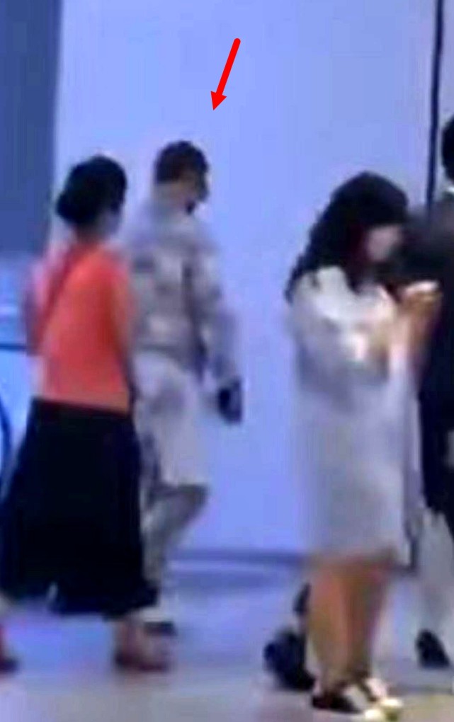 偶遇汪峰夫婦帶孩子用餐，章子怡跟小蘋果形影不離，母女關係親密