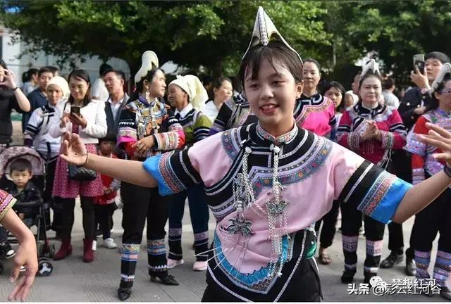 寻根“红河县”| 绚丽多彩的彝族服饰