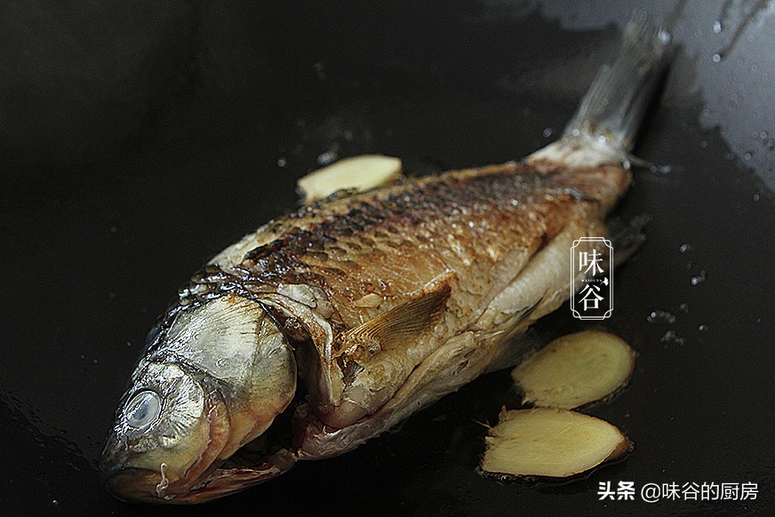 無論燉什麼魚，牢記住這2點，煮出的魚湯又濃又白，還沒腥味