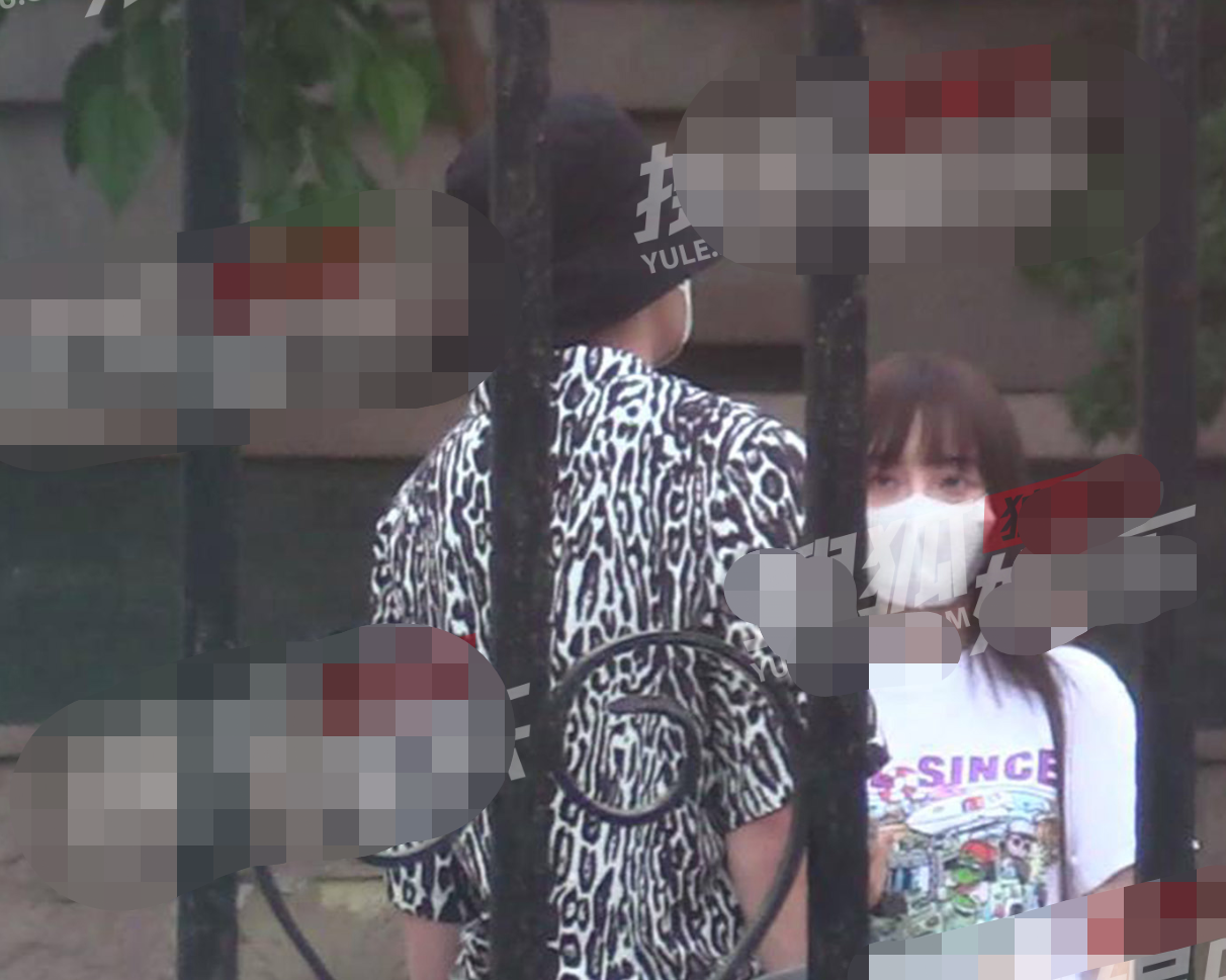 贾乃亮李小璐离婚后首同框“保持距离”：已成最熟悉的陌生人