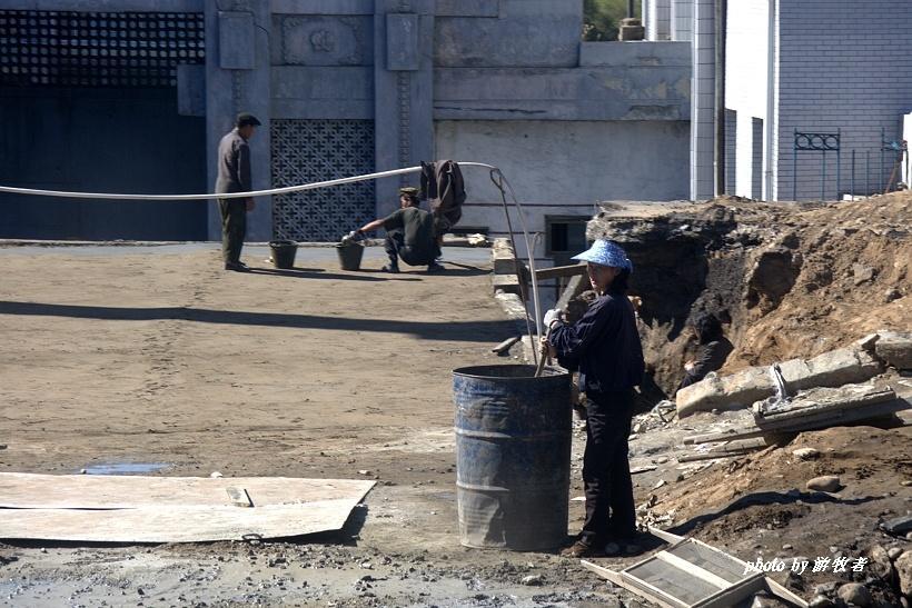 实拍朝鲜人的工作场面，不紧不慢，更像是在享受劳动的过程