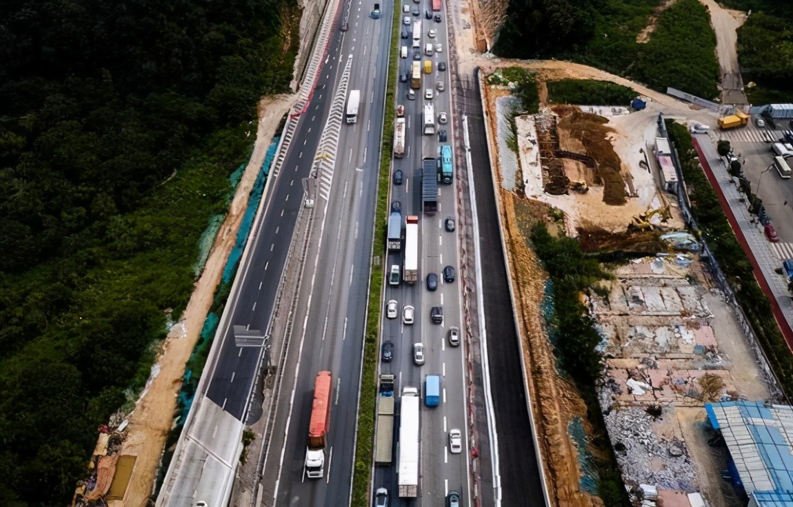 广州计划改扩建一条高速公路，采用双层高速设计，实现双向12车道