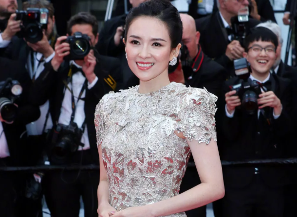 章子怡酒后手乱动，汪峰一脸尴尬不出声，她却