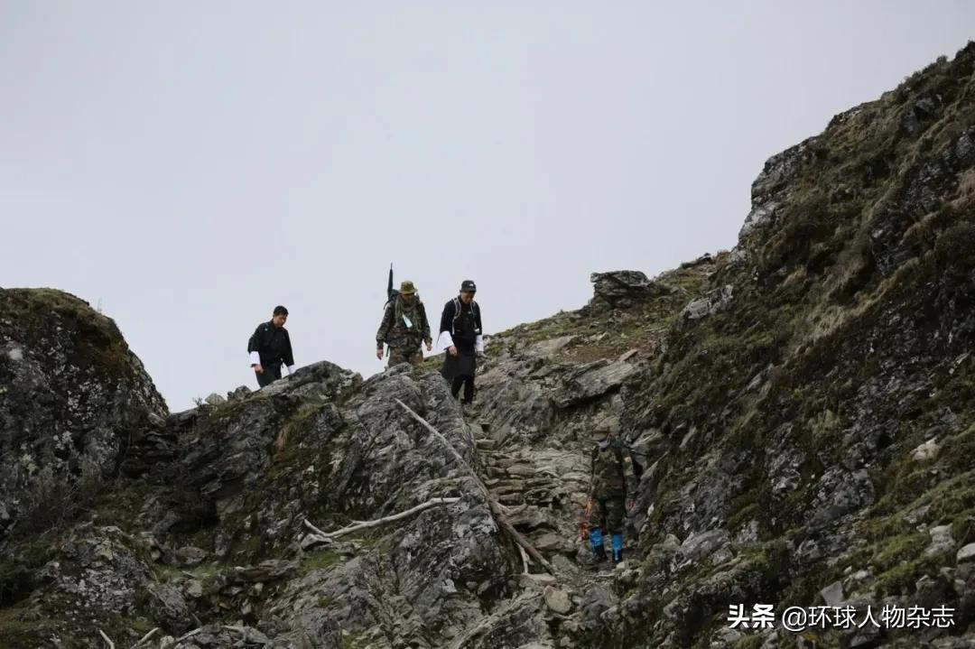 风餐露宿走遍全国喊人打疫苗!“全球最英俊国王”这回不靠颜值和爱情圈粉