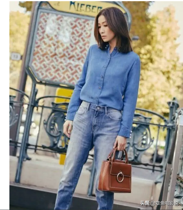 佘诗曼真的44岁了？穿衣肥大太随便，出乎意料还