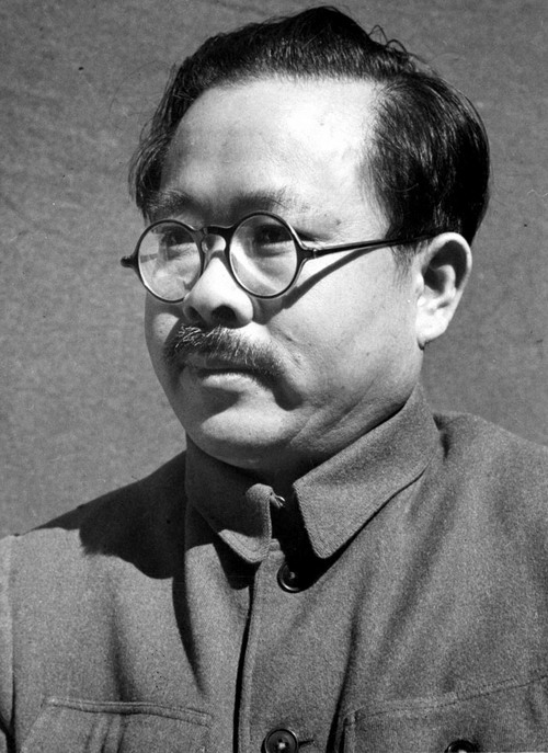 1951�꣬�Ͼ�һ��̯���˱��������ߣ���������Ϊ�����棬զ���£�