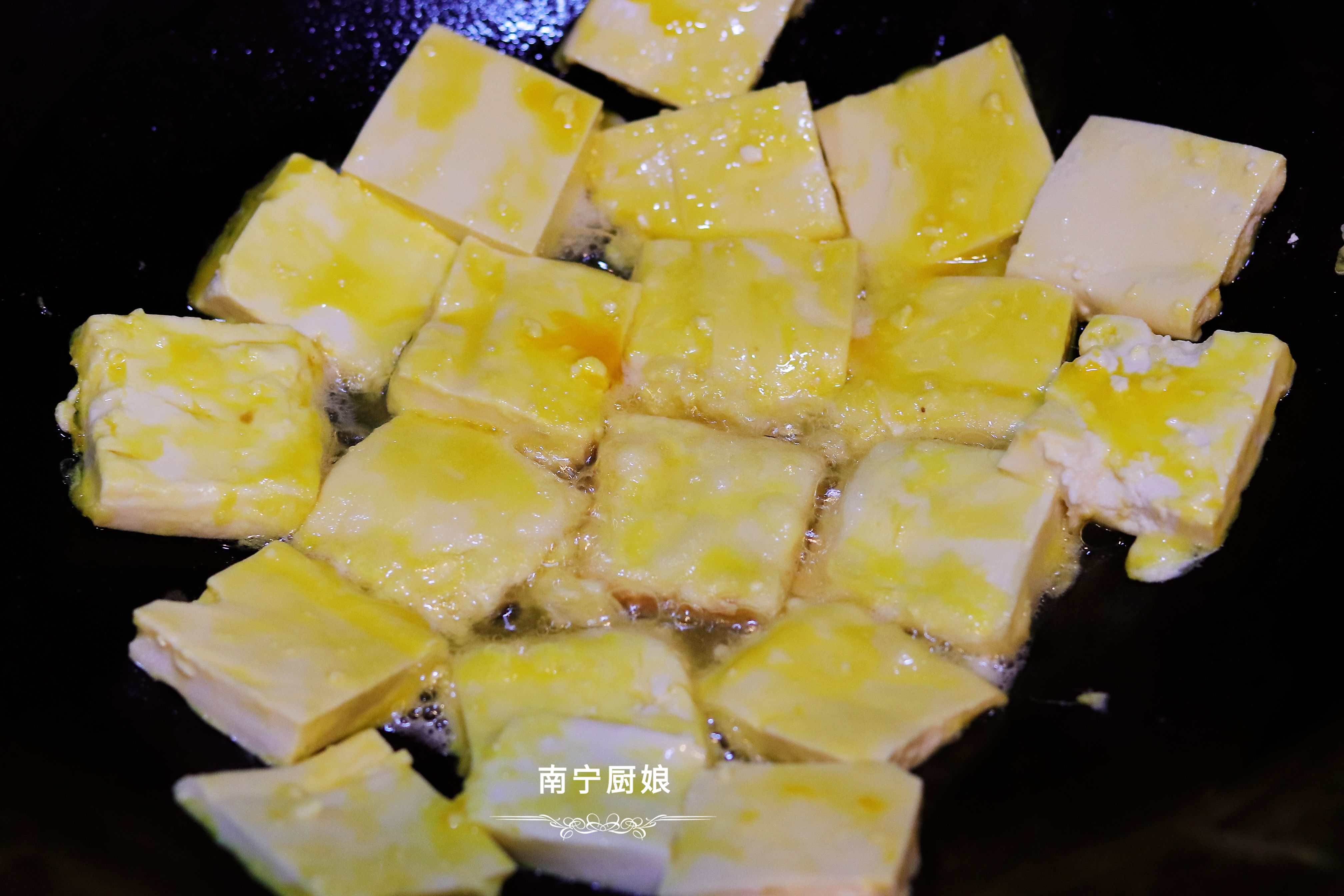 煎豆腐時，直接下鍋煎容易碎？ 多做1步驟，豆腐完整不碎還更入味