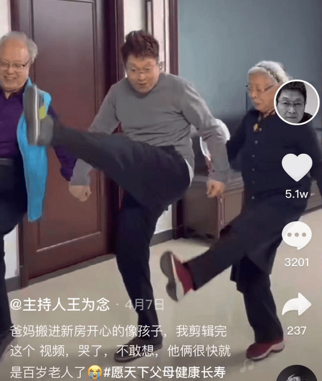 王为念妈妈去世头七，冒雨去墓地祭拜，后悔错过和母亲视频