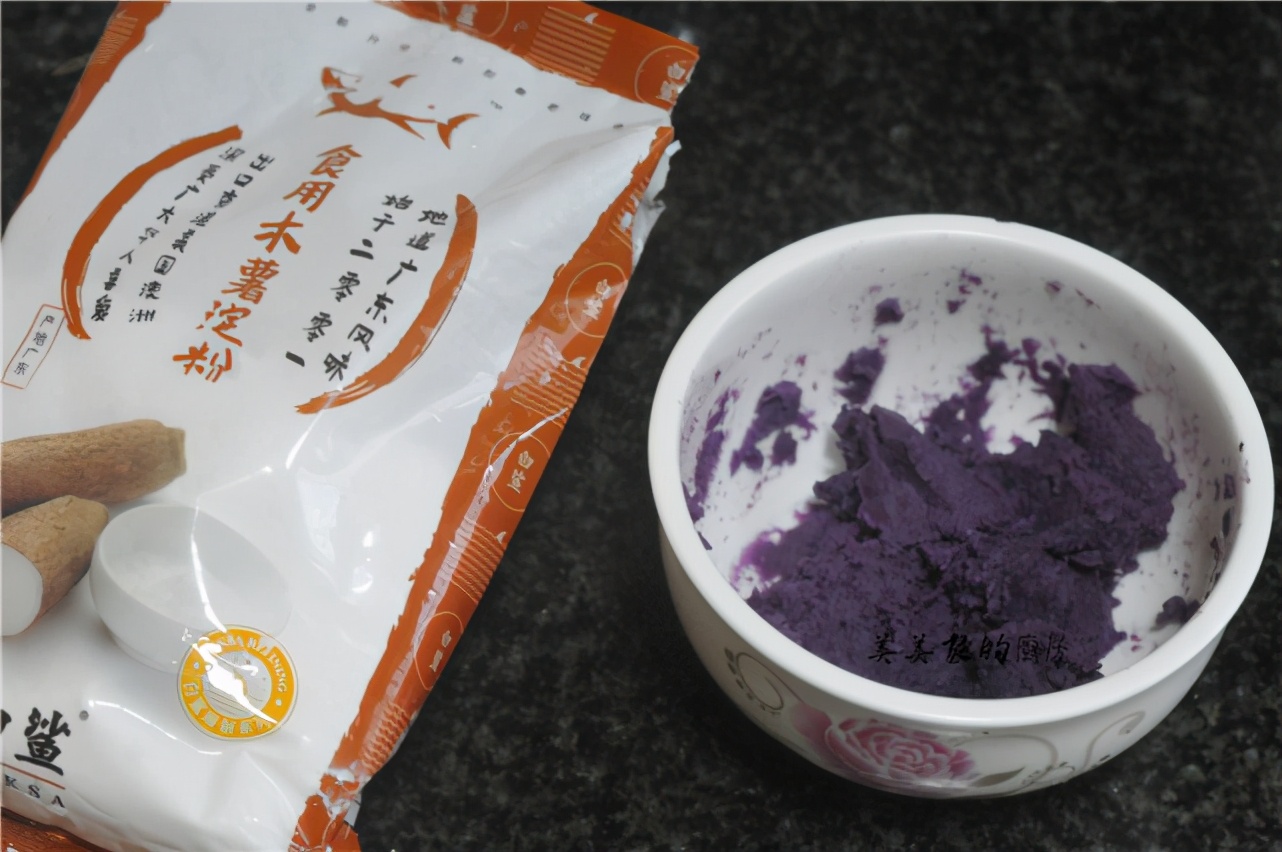 不用麵粉做早餐，比饅頭簡單多了，粉裡一滾上鍋一蒸，柔軟噴香