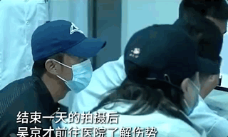 吴京拍戏头朝地坠马，面部充血发红，要求剧组不要让老婆谢楠知道