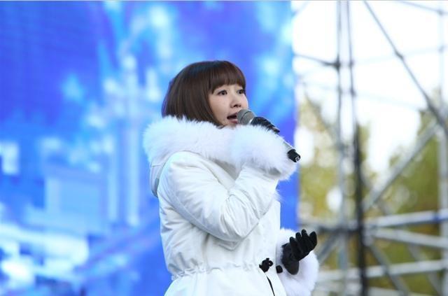 20岁出道登台春晚，事业当红却被公司雪藏了5年