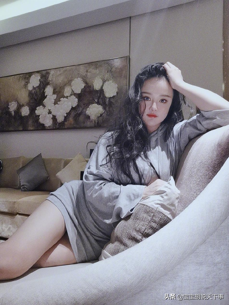 邹市明也太让人羡慕了，娇妻紧身衣凸显魅力，