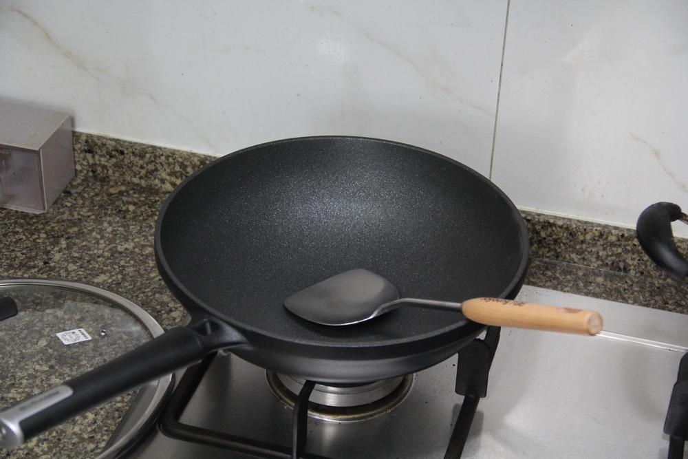九阳晶钻耐磨不粘锅：一款敢随锅送钢铲的明火锅