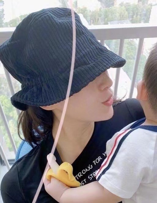 章子怡一家五口现身北京环影！汪峰梳小辫，她穿休闲装一眼被认出