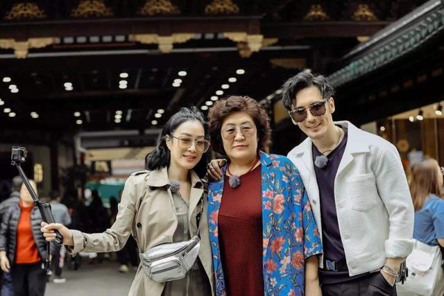 42岁阿姨与小鲜肉相爱生双胞胎，49岁的钟丽缇和张伦硕备孕艰辛路