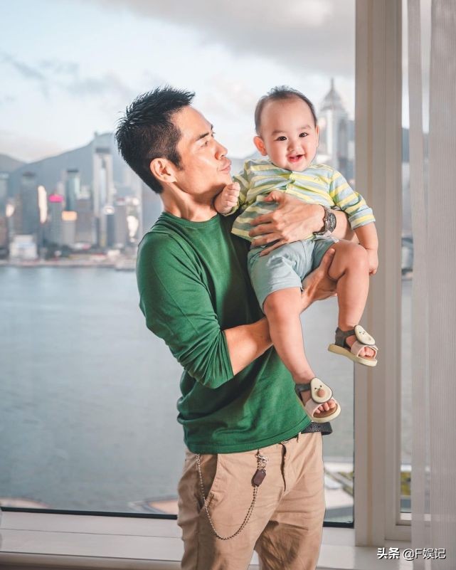 两位儿子都可爱！郑嘉颖陈凯琳晒一家四口的全家福庆祝父亲节