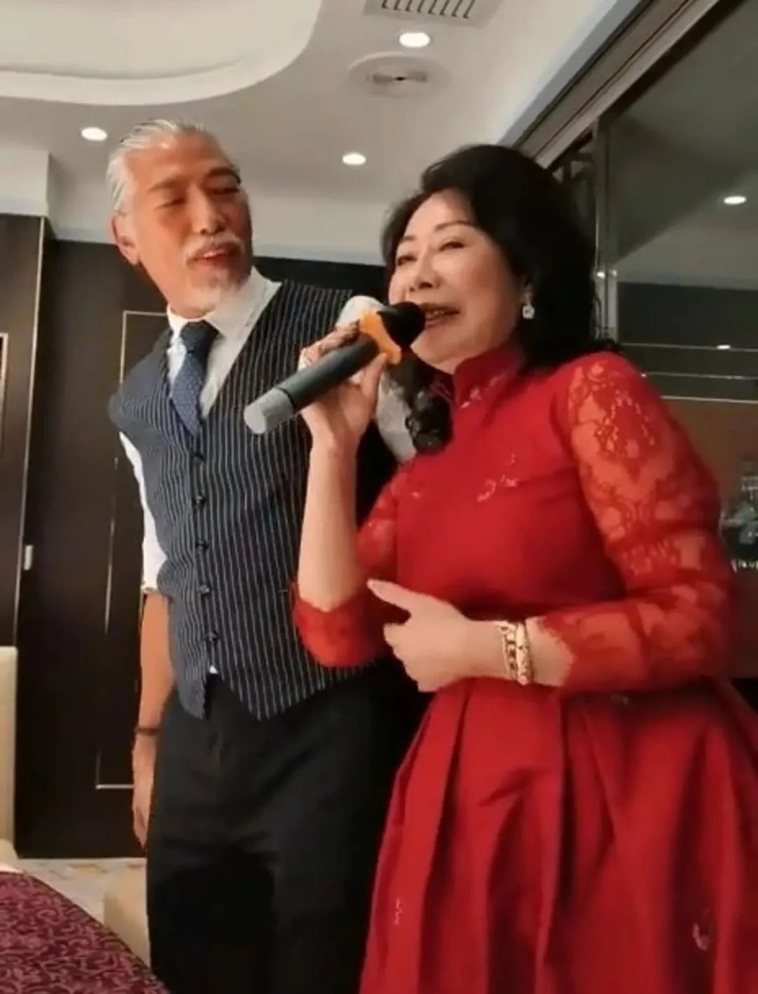 型！57岁东升耀扬“乌鸦”出席澳门饭局，发须全白与红裙女合唱