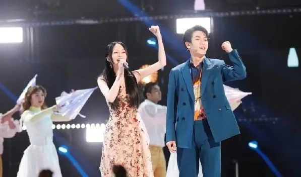 2021 CCTV network spring late: Belle advocate sow Wang Bing to put the Ding Zhen that connect a line on the ice, cai Xukun is lighted explode full-court