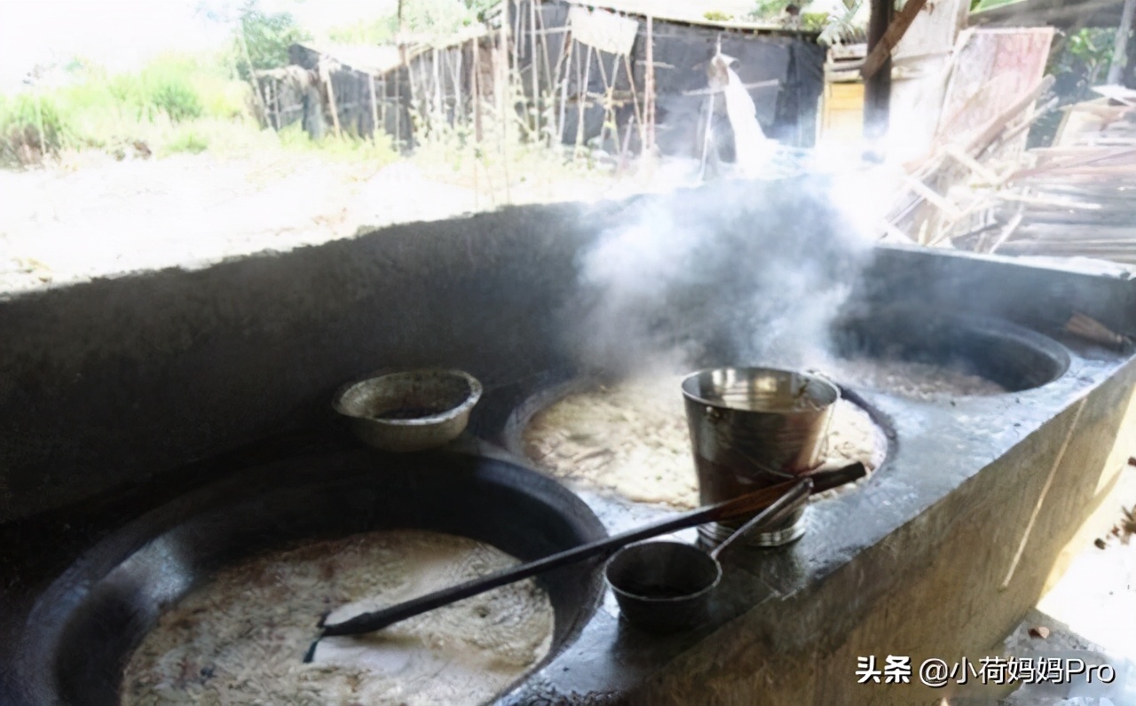 男童胃里发现一团“胶”，家长眼里的好零食，制作环境犹如垃圾场