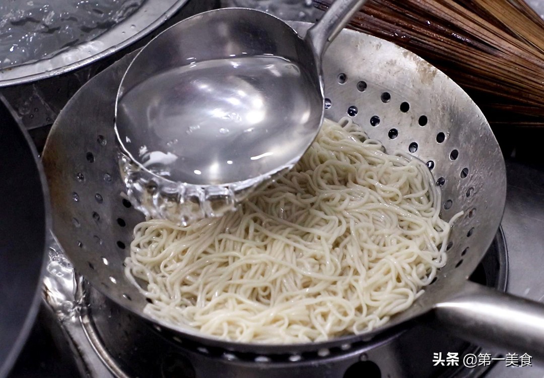 茄子打鹵面如何做好吃，廚師長(zhǎng)教你一招，鹵香勁道，方便快捷
